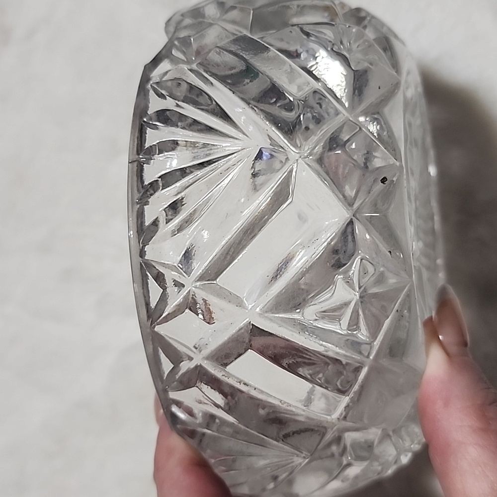 VINTAGE  HEAVYWEIGHT CLEAR CUT GLASS CRYSTAL  ASHTRAY. - Picture 3 of 4